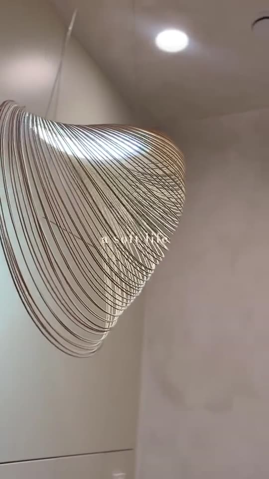 Wnętrze kliniki kosmetologii — mikrocement, rzeźbiarska lampa, gabinet zabiegowy