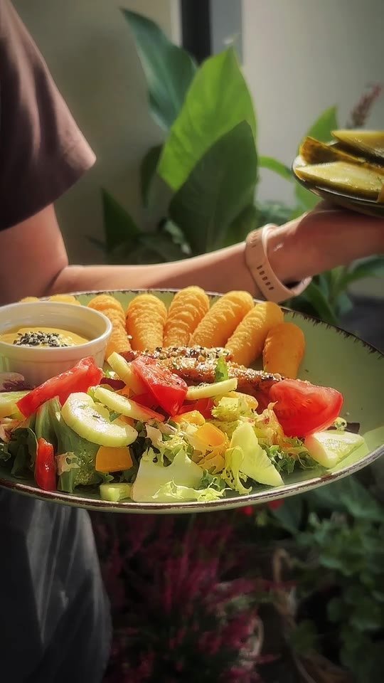 Restauracja — taras, talerz z kuchni i witryna z ciastami