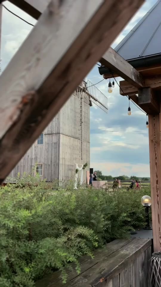Wesele w stodole — wiatrak, taras z lampkami i stół deserowy